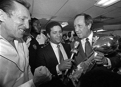 NFL Commissioner Pete Rozelle presents Raiders owner Al Davis with the Lombardi Trophy. (AP)