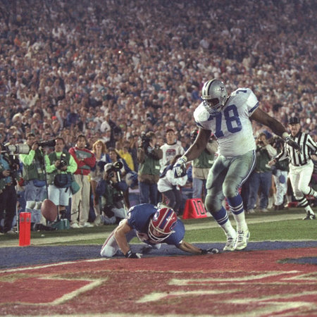 Bills WR Don Beebe forces a fumble to prevent Cowboys DT Leon Lett from scoring a defensive touchdown.  (Rick Stewart/Getty Images)