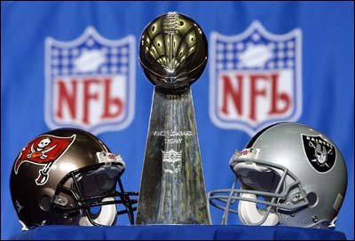 Tampa Bay vs. Oakland / The Lombardi Trophy (AP)